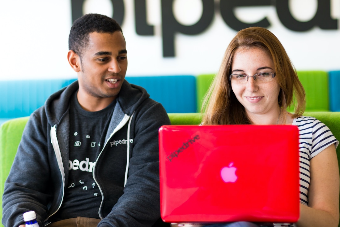 Zwei Marketeers eines KMUs sitzen vor dem Computer und arbeiten mit Pipedrive CRM